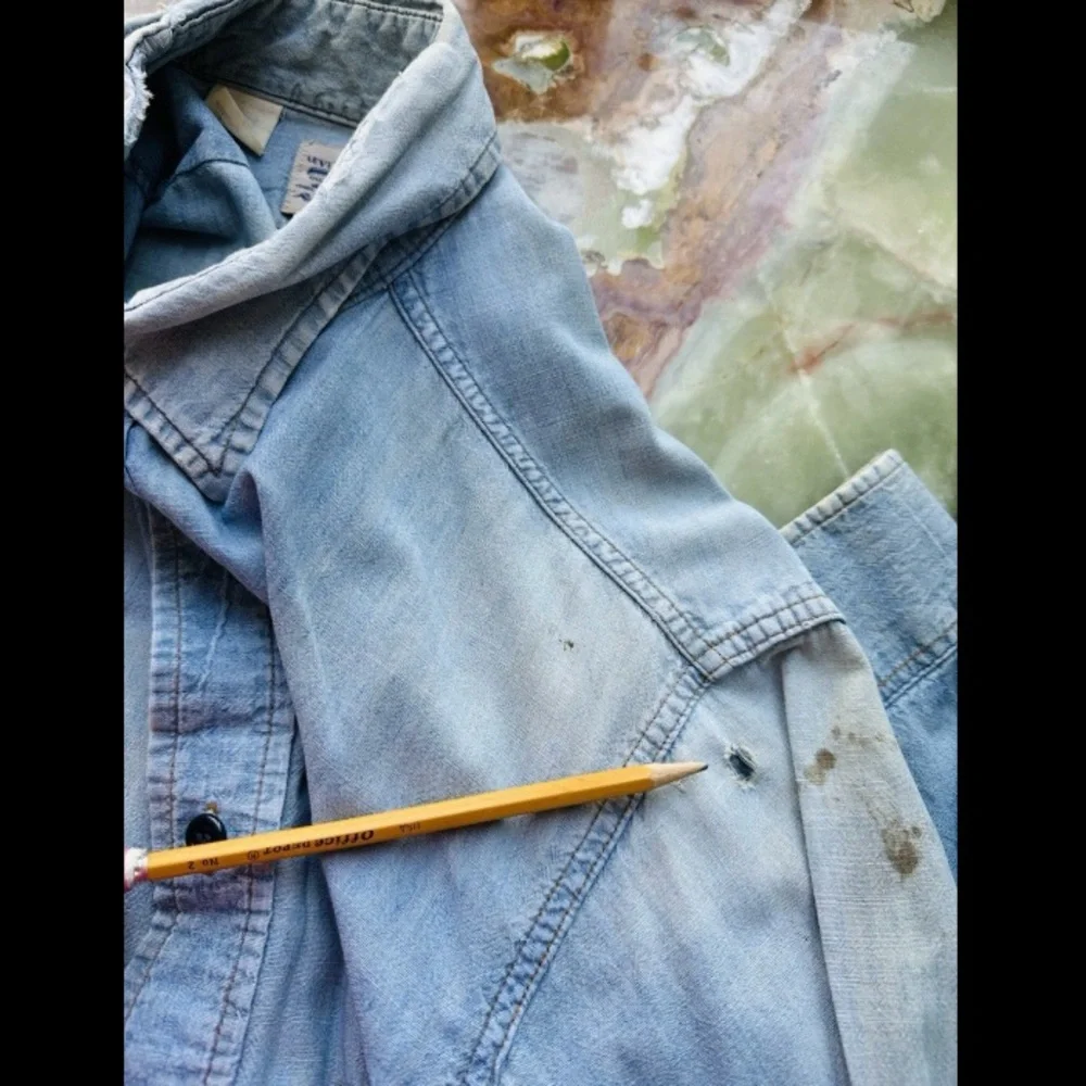 VINTAGE 1970s LEVI'S WORK SHIRT ORANGE TAB BLUE DENIM CHAMBRAY DISTRESSED XL - Picture 10 of 10